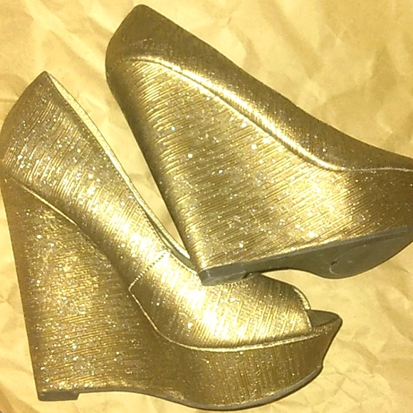 L@@K! Super Sexy Brand New STEVE MADDEN Metallic Sparkle Gold Peep Toe ELSI heel - Picture 8 of 16